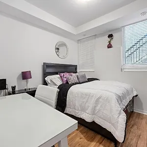 Beautiful Townhouse Near Yorkdale Mall, Wilson Subway , Toronto Canada